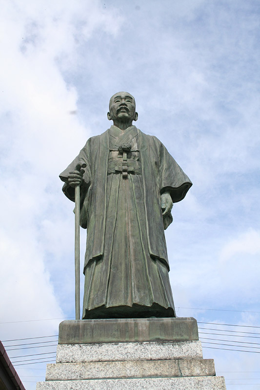 岩村田高校　初代校長・佐藤寅太郎（長洲）先生銅像